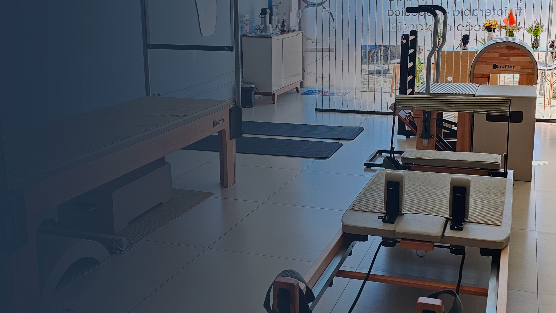 Mulher praticando Pilates em estúdio moderno e iluminado